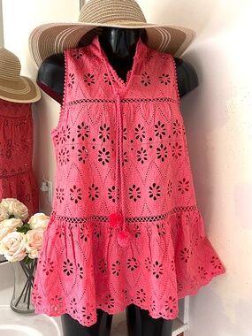 CROWN & IVY Women’s Top size Medium red shirt peach cotton tunic sleeveless